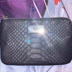 Victoria secret pouch! 💄🖤